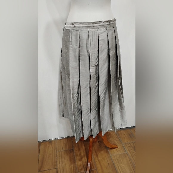 VINTAGE DOVE GRAY SILK FULL PLEATED SKIRT - Picture 4 of 7